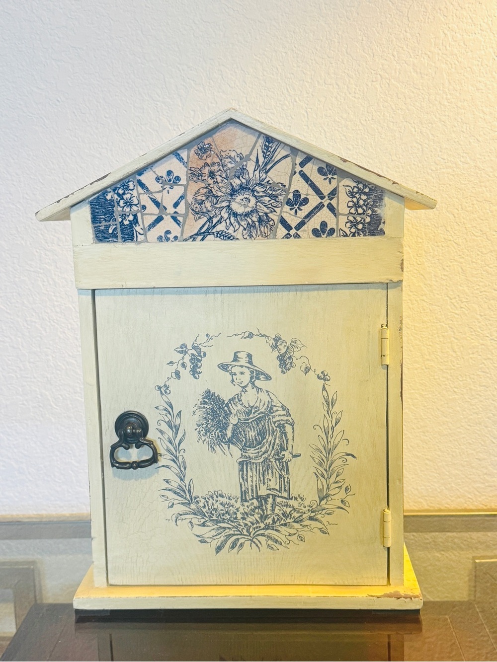 Shabby Chic White Wood Key Box: Wall Hanging Key Cabinet Mosaic style Roof